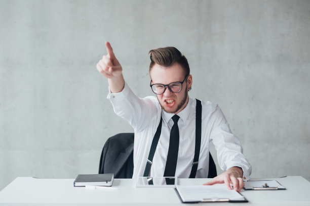 人力资源愤怒的人力资源经理解雇员工图片下载