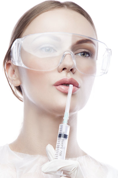 摄影室的女护士，医生用注射器在嘴唇附近做无声的手势图片下载