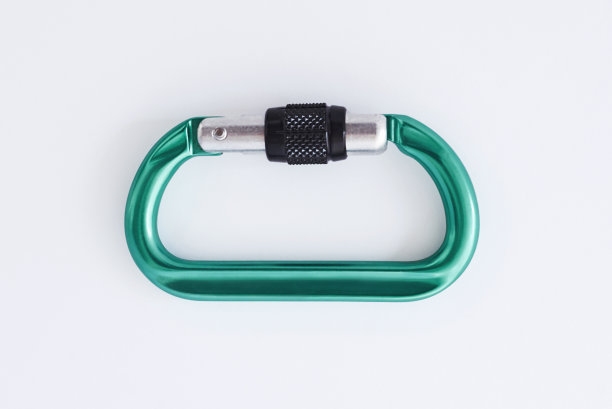 旅游的极限运动。登山装备的独立照片-钩环的绿色部分图片下载