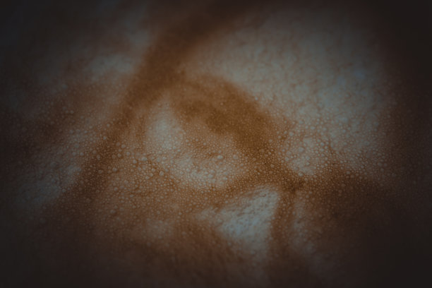 在泡沫咖啡拿铁上绘制女人的脸由3D咖啡打印创造。图片下载