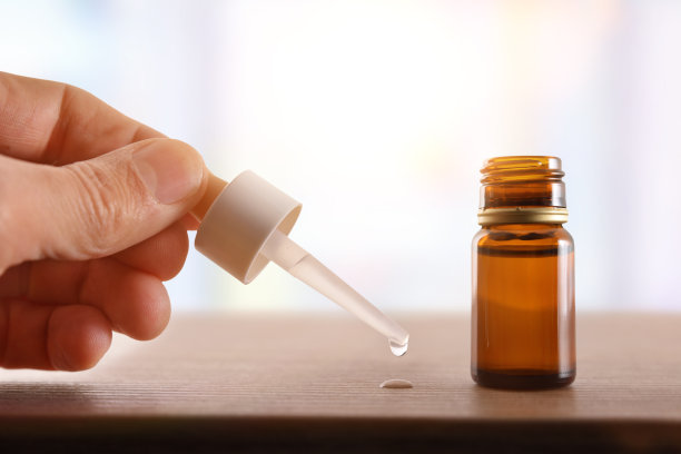 手与移液管投掷落木桌子房间的背景图片下载