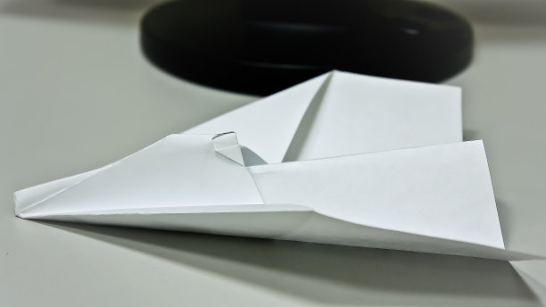 纸飞机在桌上，折纸白飞机图片下载