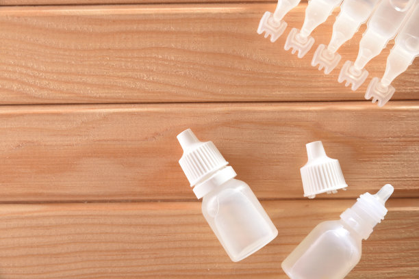 移液器、滴眼液罐放在桌面上图片下载