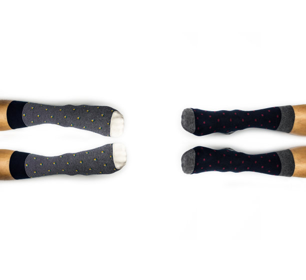 脚穿袜子孤立在白色的背景图片下载