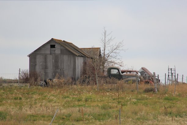 由安德烈·劳伦斯C 1020377萨斯喀彻温省设计的废弃倾斜谷仓庭院图片下载