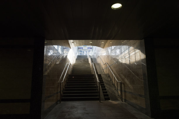 从地下通道出口。出口到大街上。图片下载