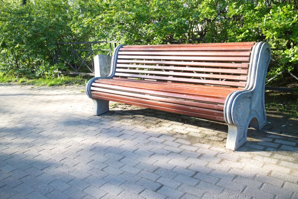 在一个阳光明媚的早晨，公园的长椅图片下载