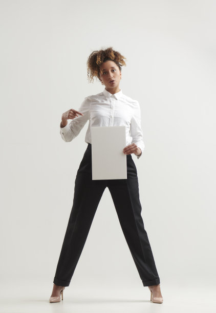 女子指着指示牌图片下载