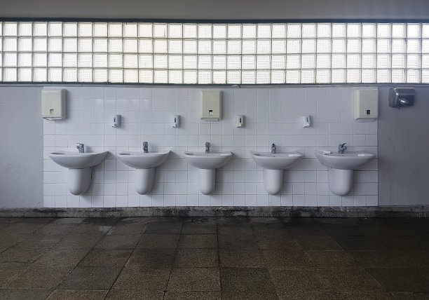 小便池男墙公共厕所。图片下载