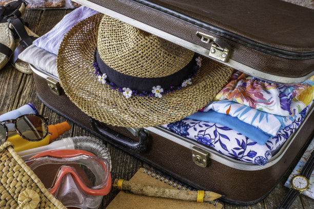 为暑假准备的行李箱，复古、复古、旧行李箱图片下载