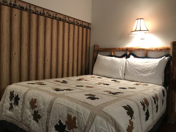 美国阿拉斯加州德纳里国家公园附近旅游度假区小木屋卧室的室内设计图片下载