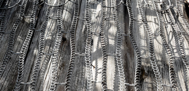 床上的弹簧。床与弹簧的特写图片下载