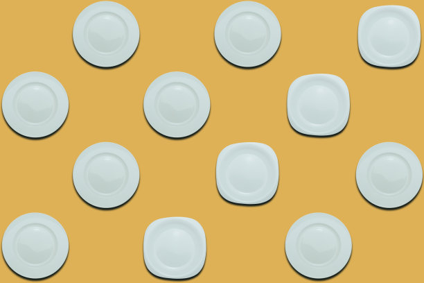 白色的圆形盘子和四个不同的盘子在黄色平坦的背景上。本空间图片下载