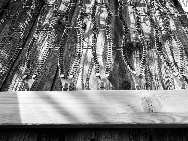 床上的弹簧。床与弹簧的特写图片下载