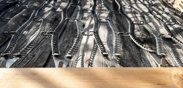 床上的弹簧。床与弹簧的特写图片下载