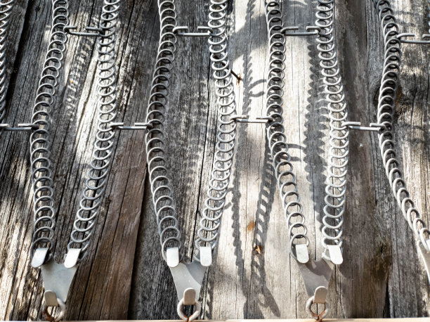 床上的弹簧。床与弹簧的特写图片下载