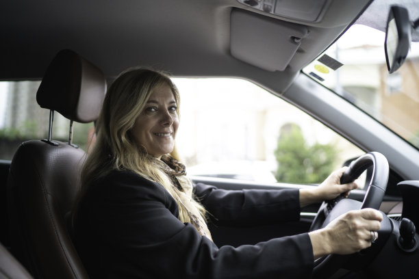 女人开车的照片图片下载