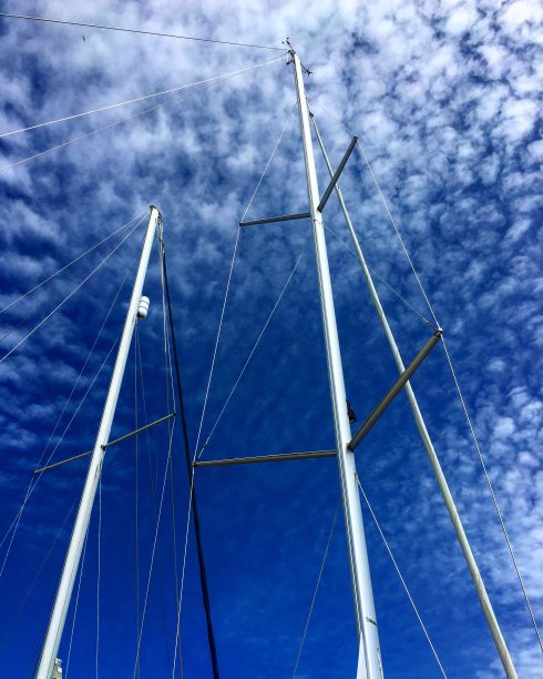 高耸的游艇桅杆和索具图片下载