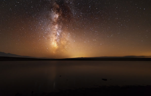 湖上美丽的银河。图片下载