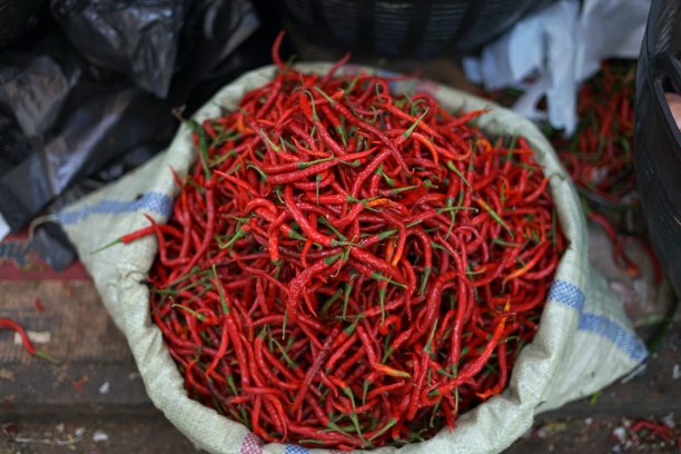 新鲜红辣椒在传统市场出售图片下载