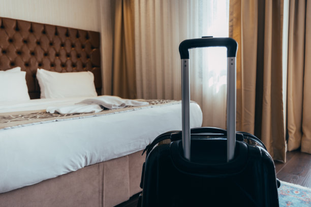 行李在旅馆房间里图片下载
