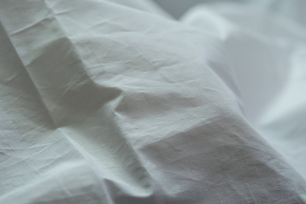 一个简单的孤立的白布背景与自然曲线在白布图片下载