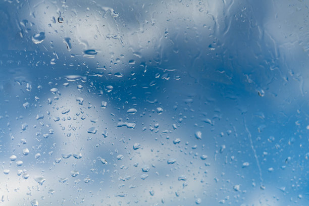雨滴落在窗户上，蓝天白云图片下载