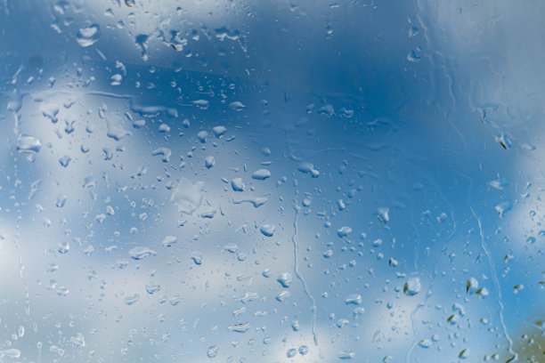 雨滴落在窗户上，蓝天白云图片下载