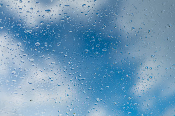 雨滴落在窗户上，蓝天白云图片下载