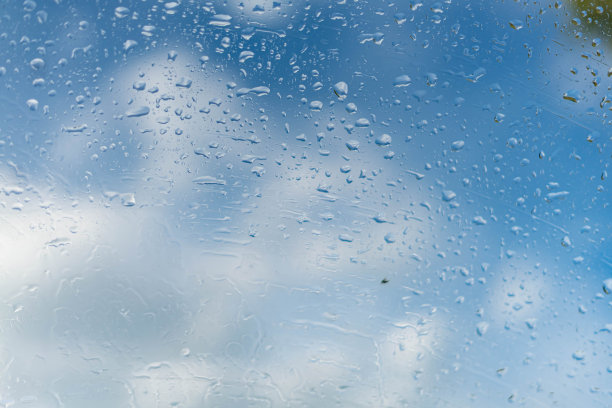雨滴落在窗户上，蓝天白云图片下载