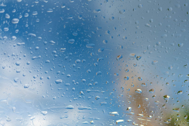 雨滴落在窗户上，蓝天白云图片下载