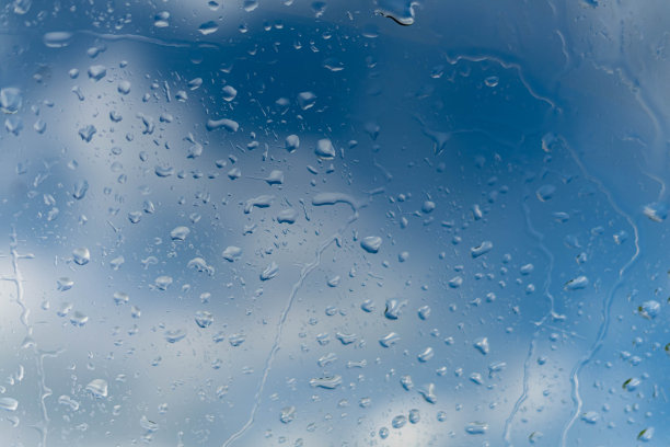 雨滴落在窗户上，蓝天白云图片下载