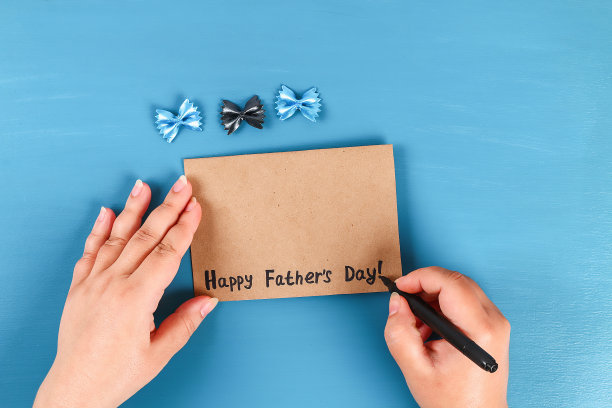 Diy贺卡父亲节面食形式蝴蝶结蓝色背景。礼物创意，装饰，父亲节，爸爸。图片下载