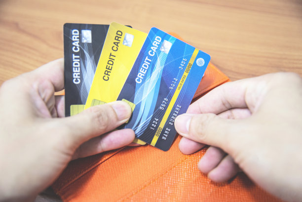 手持信用卡的人-在家在线支付或增加负债债务信用卡概念图片下载