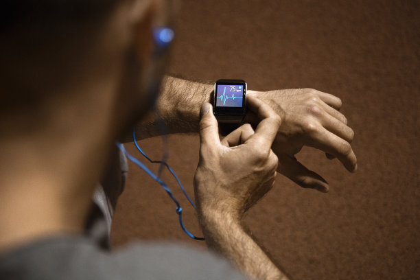 跑步者在智能手表上查看心率图片下载