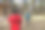 一位英俊的父亲和他的儿子在一个美丽的松树公园里打排球。图片下载