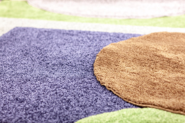 店里的彩色地毯样品图片下载