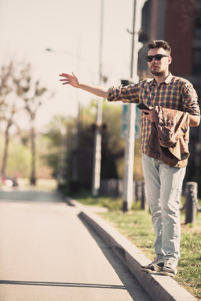 年轻人在街上叫出租车图片下载