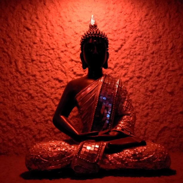 红色背景的剪影神佛像，象征着和平和佛教。图片下载