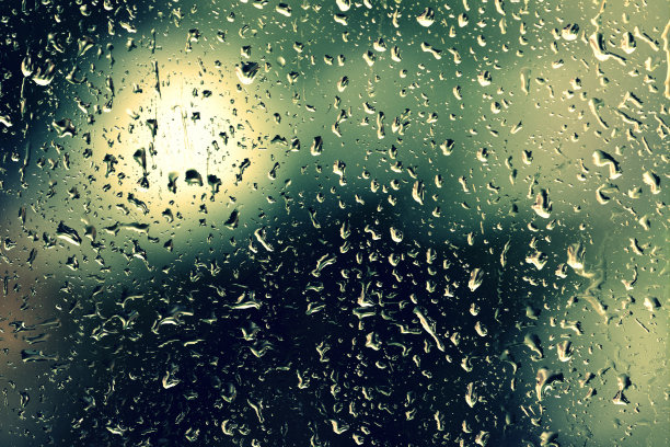 近距离观察雷雨时玻璃上的水滴。自然背景图片下载