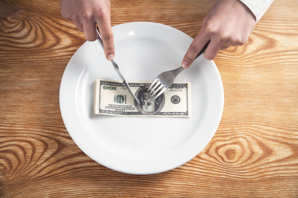 一百美元在一个盘子里。减少一美元图片下载