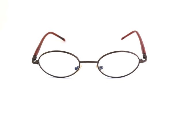 白色背景上的特写眼镜。图片下载