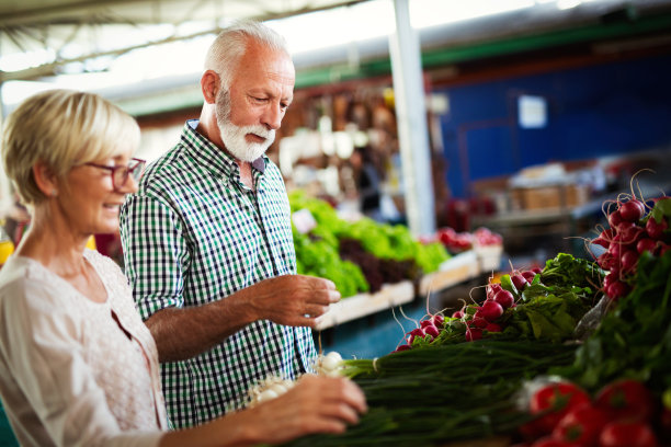 一对老年夫妇在市场买菜图片下载