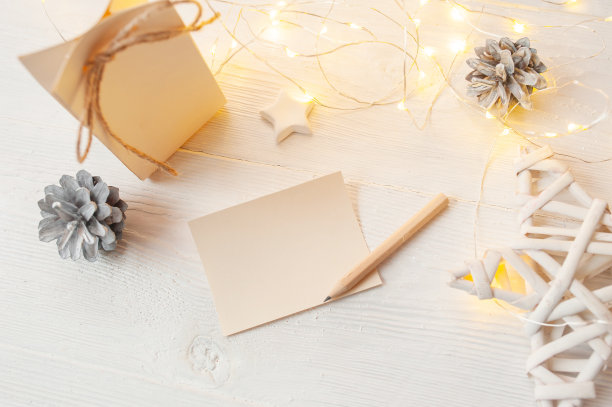 圣诞背景为贺卡纸与文字的地方。木制背景的圣诞玩具。平躺，俯视图照片模型图片下载