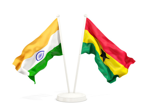 两面飘扬的印度和加纳国旗孤立在白色的旗帜上图片下载