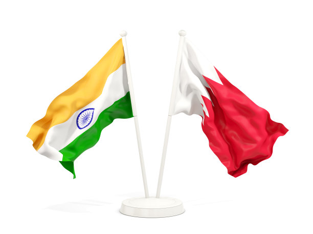 两面飘扬着的印度和巴林的国旗被隔离在白色上图片下载