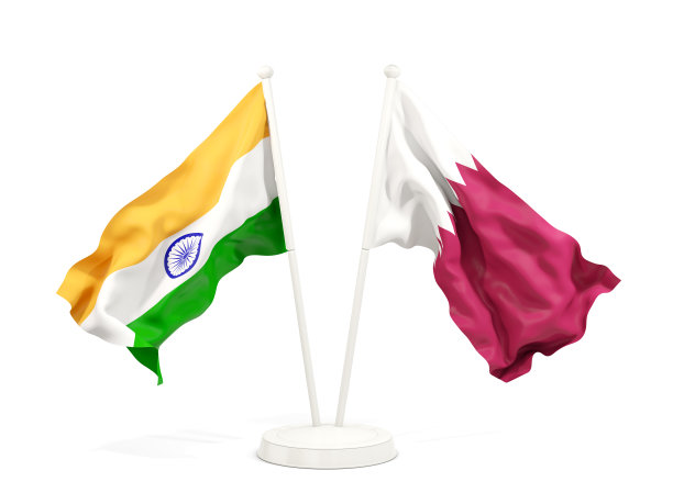 两面飘扬的印度和卡塔尔的国旗被孤立在白色上图片下载