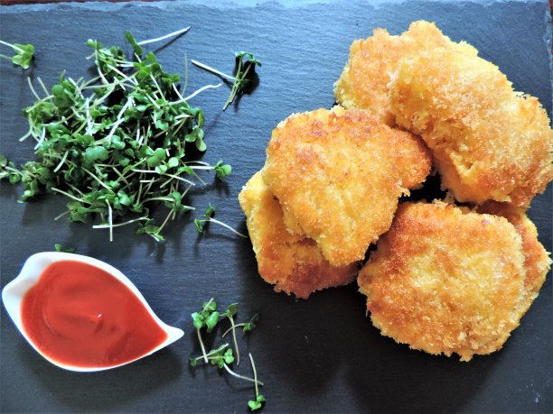 自制鸡块配番茄酱和花椰菜芽，背景是石头图片下载