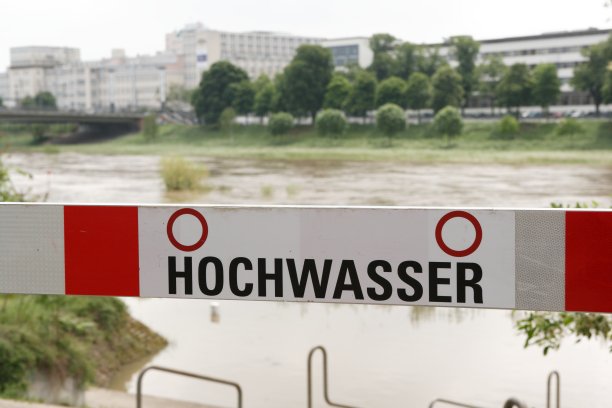 德国路标，洪水淹没了曼海姆的内卡河图片下载