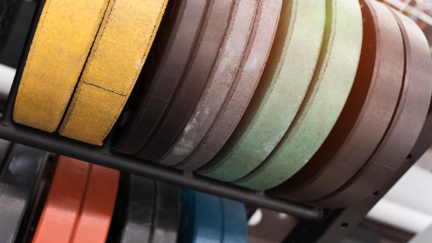 近距离排列的彩色碟片在一个体育馆图片下载